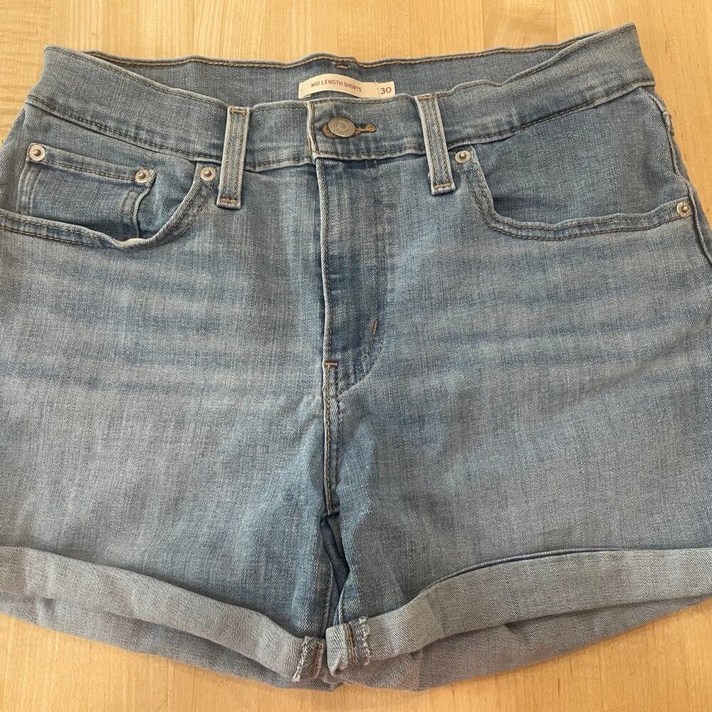 Women’s Levi’s Size 30/8 Mid Rise Denim Shorts